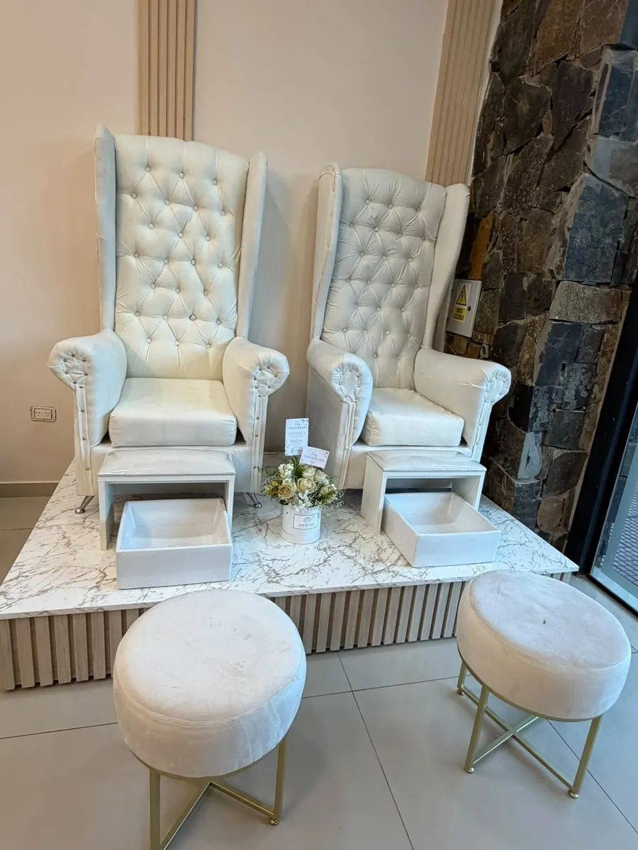 Sillones blancos para pedicura spa