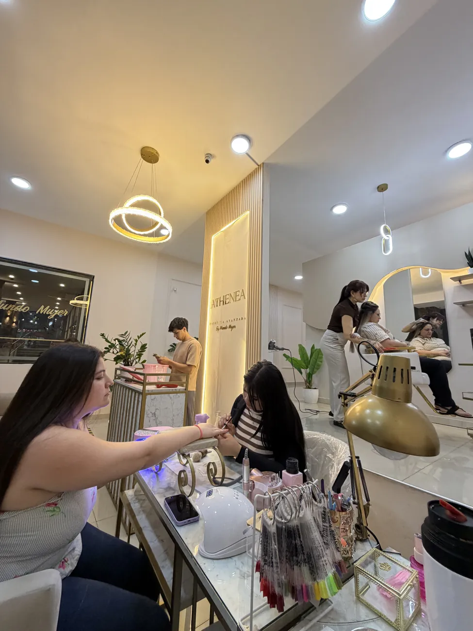 Mesas de manicura con clientas